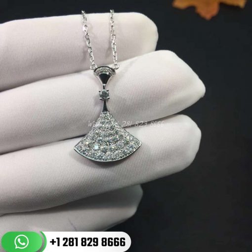 REF . 350066 DIVAS’ DREAM necklace in 18 kt white gold with pendant set with one diamond and pavé diamonds.