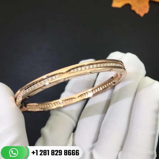 REF . 351399 B.zero1 bangle bracelet in 18 kt rose gold, set with pavé diamonds on the spiral.