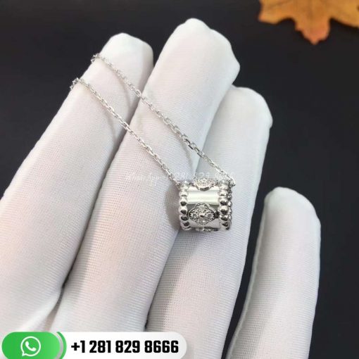 VCARO3YG00 Perlée clovers pendant, white gold, round diamonds; diamond quality DEF, IF to VVS.
