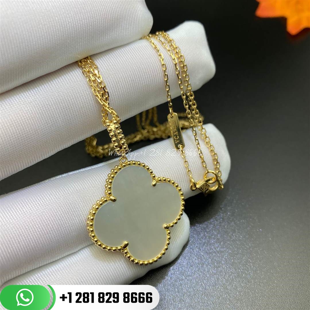 van_cleef_&_arpels_magic_alhambra_long_necklace_1_motif__mother-of-pearl_26mm_ (4) van_cleef_&_arpels_magic_alhambra_long_necklace_1_motif__mother-of-pearl_26mm