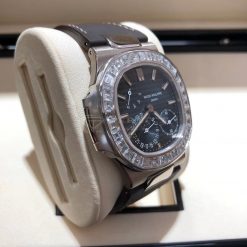 patek-philippe-nautilus-moonphase-weisgold-5722g-001