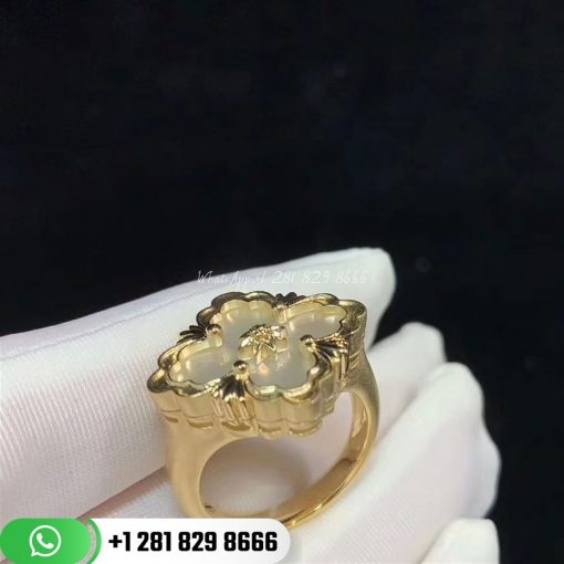 Buccellati Opera Color ring, in 18K yellow gold with mother-of-pearl.